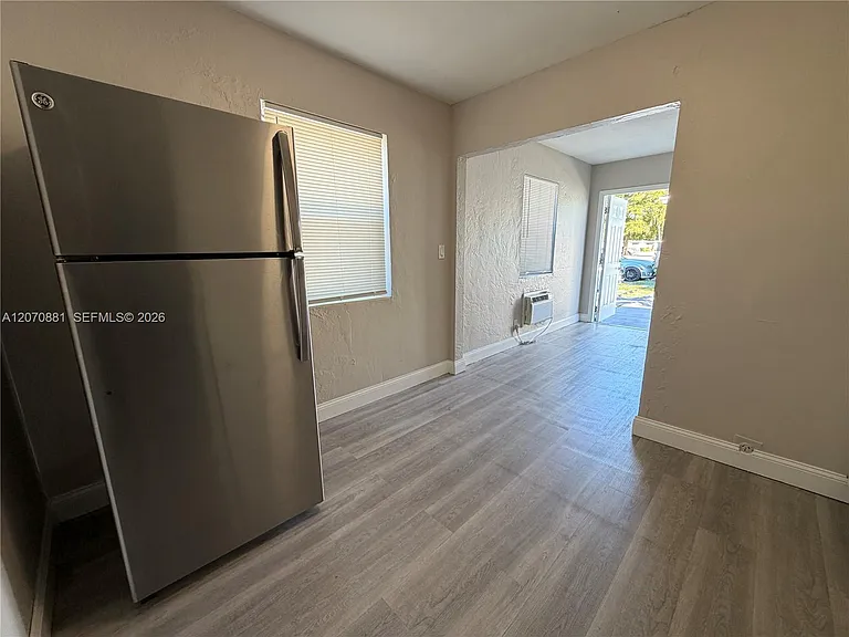 2300 Douglas St #7 — Photo 6