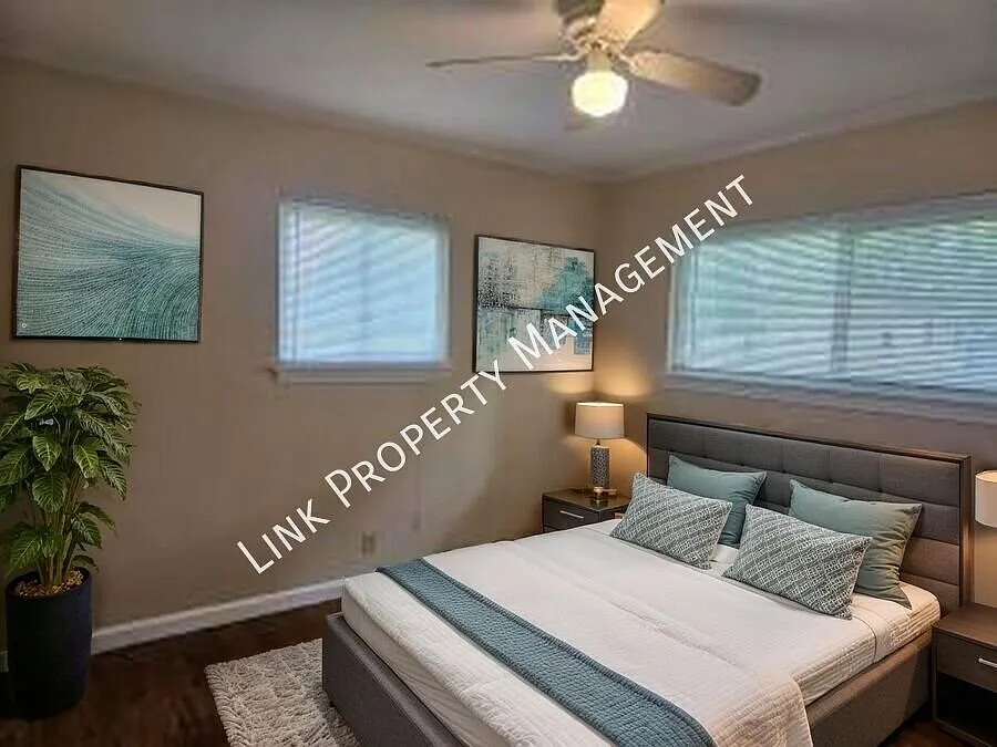 Coming Soon! Don't Miss This Charming 2 Bedroom With Garage, Large Yard And Storage — Photo 4