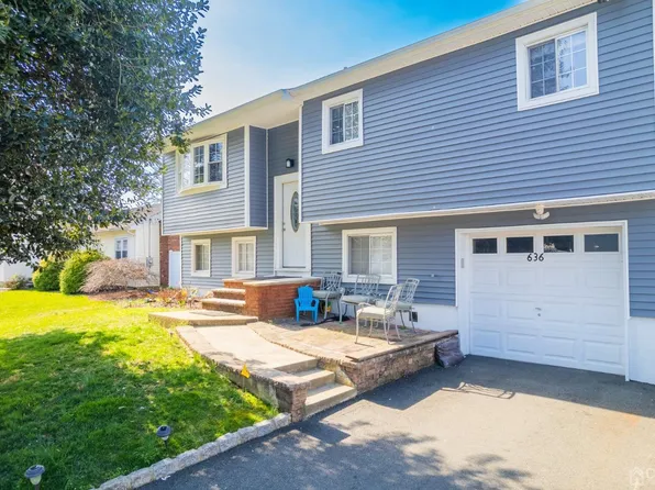 636 Holly Ln, North Brunswick, NJ 08902
