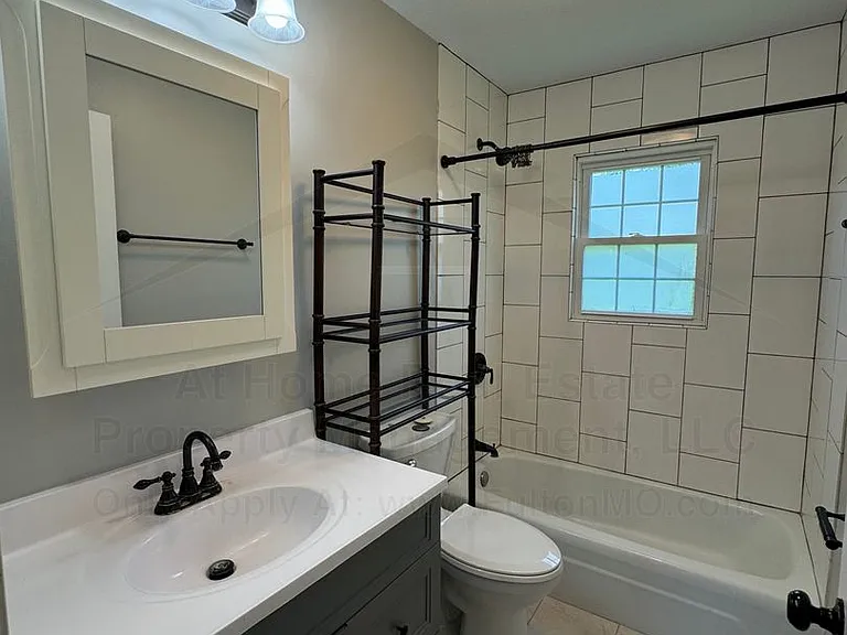 1304 Bradley Ln — Photo 15