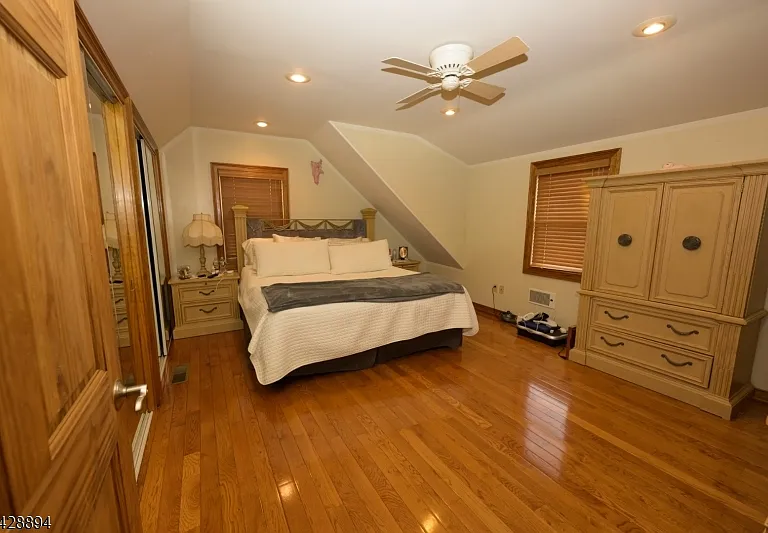 487 Macarthur Ave — Photo 14