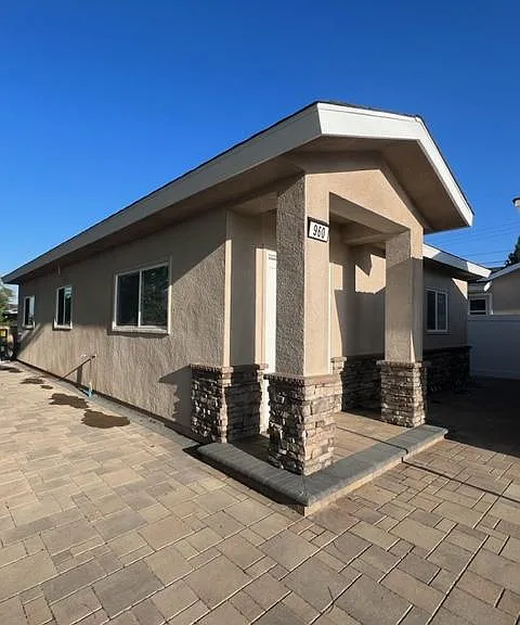960 N Shaffer St — Photo 1