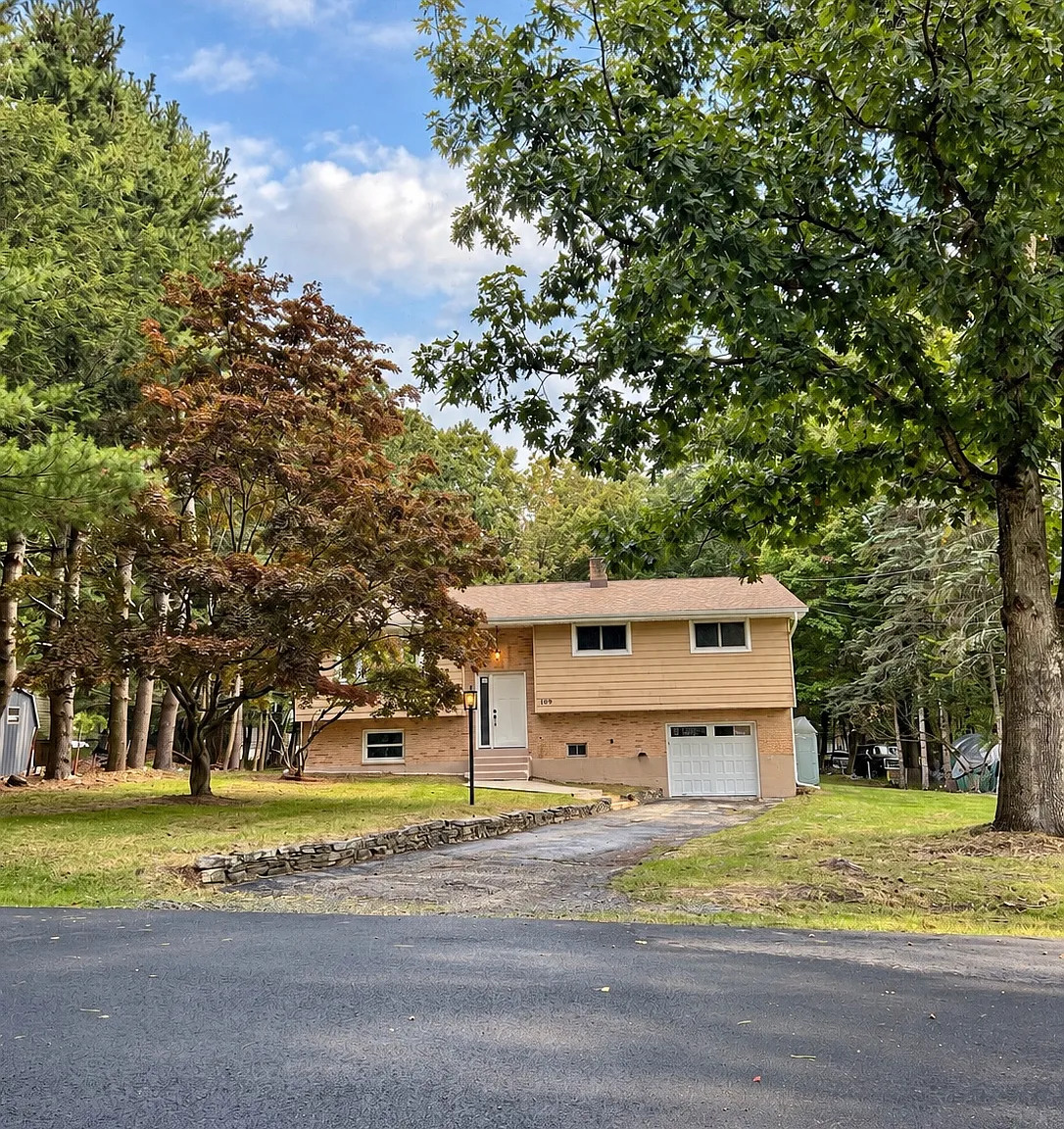 4 bed, 1900 sqft, $2,700 — Photo 1