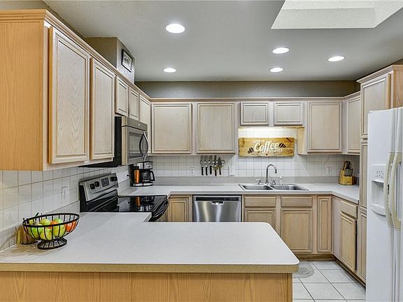 3rd image of 708 W Colony Dr