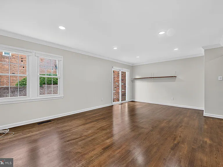 7426 Hallcrest Dr — Photo 13