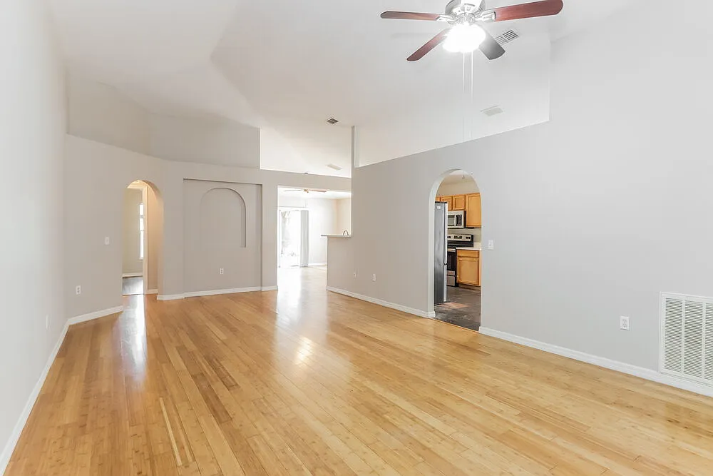 4 bed, 2.0 bath, 2010 sqft, $2,580 — Photo 3