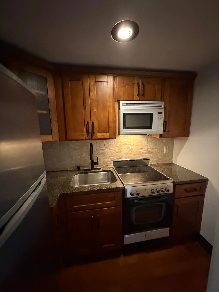 Building Photo - 60 Parkway Dr E #8DD