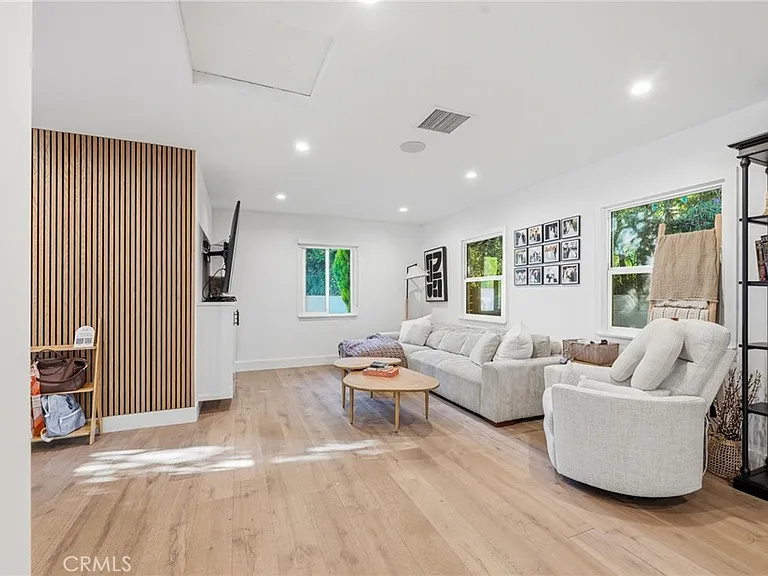 13135 Chandler Blvd — Photo 49