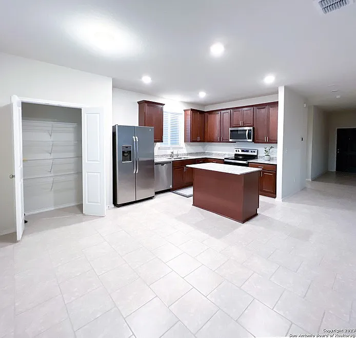 4 bed, 2307 sqft, $2,400 — Photo 3