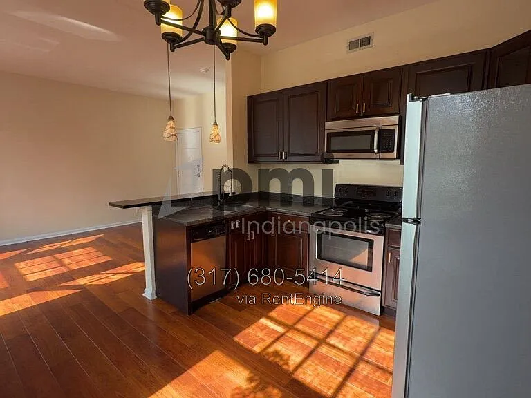 Indy Downtown Colonial Apartments — Photo 16