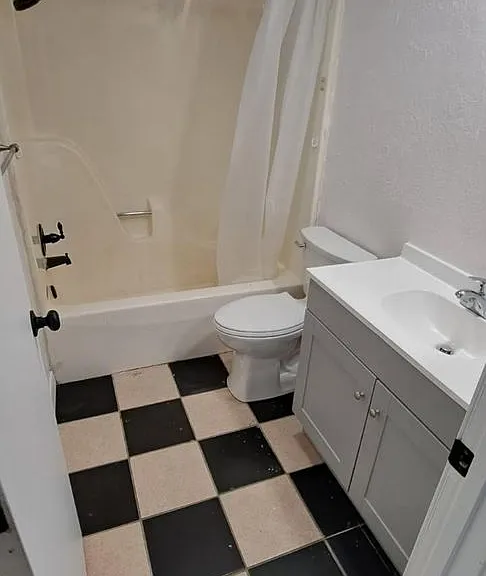 West Towne Apartments — Photo 11