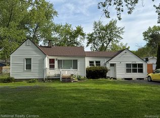 6376 Lanman Dr, Waterford, MI 48329