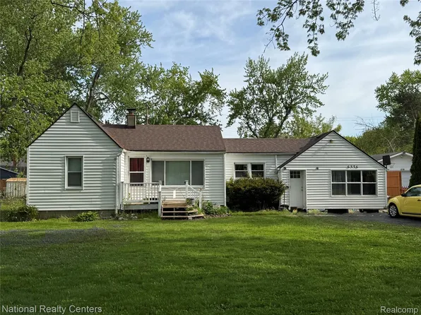 6376 Lanman Dr, Waterford, MI 48329