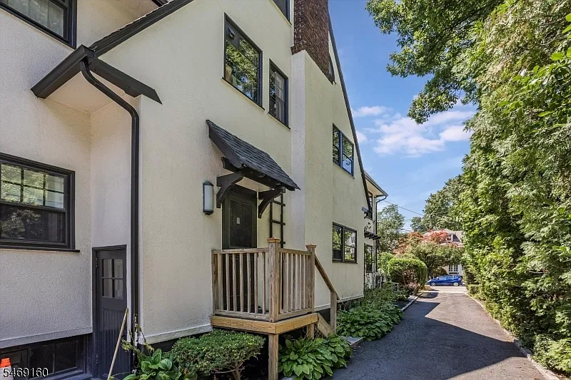 3 bed, 1.0 bath, $4,200 — Photo 4