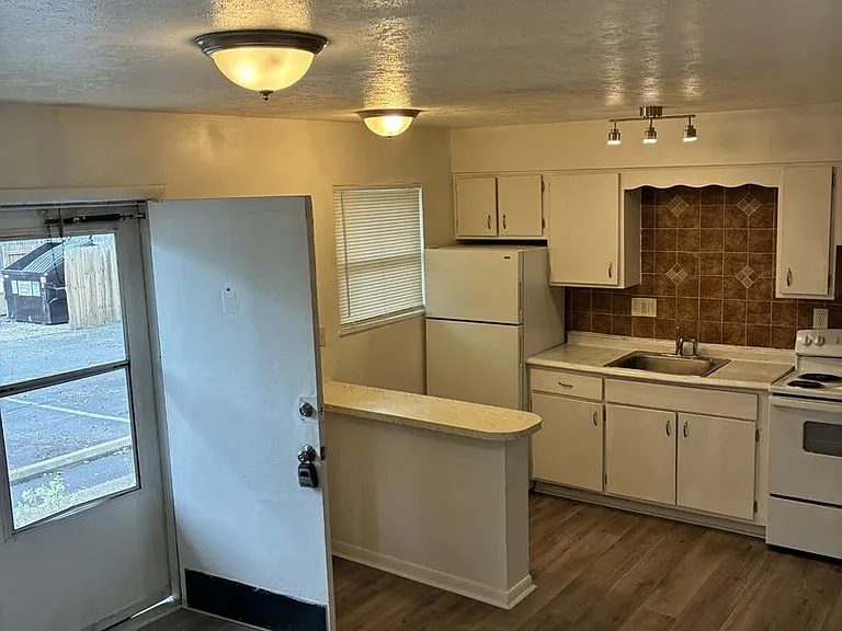4115 Pinecroft Dr — Photo 2