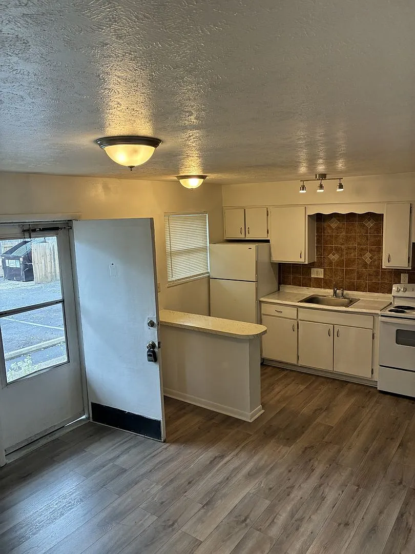 Building Photo - 4115 Pinecroft Dr