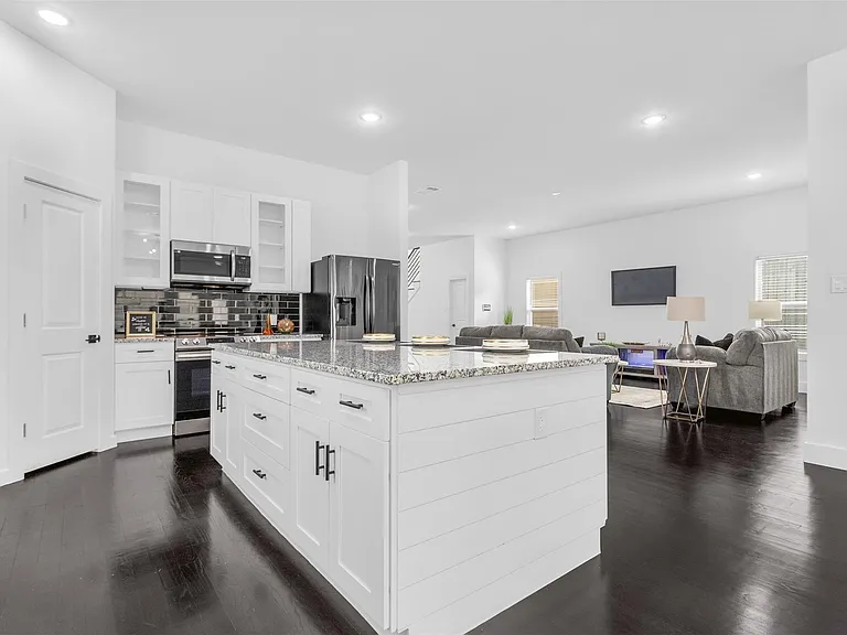 407 Dubois Ave — Photo 39