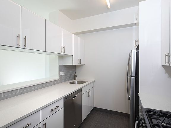 4th image of 520 W 43rd St APT 5H