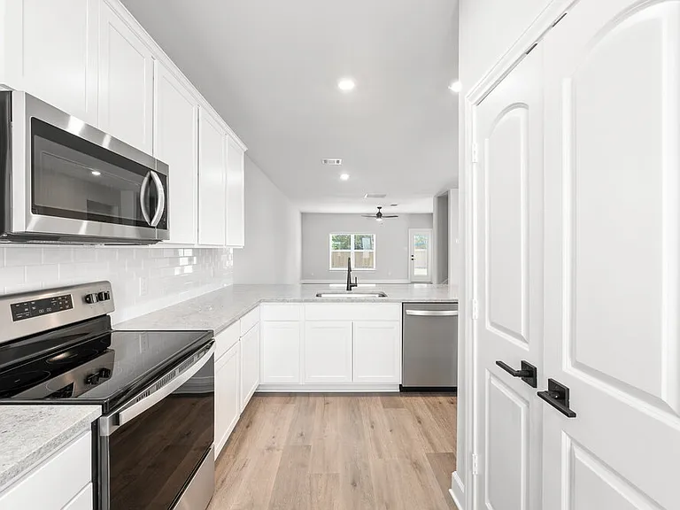 240 Live Oak Ln — Photo 9