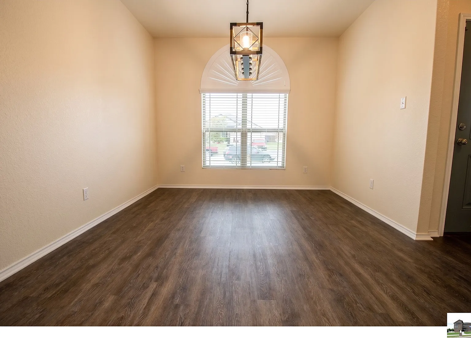 3 bed, 2.0 bath, 2132 sqft, $1,695 — Photo 2