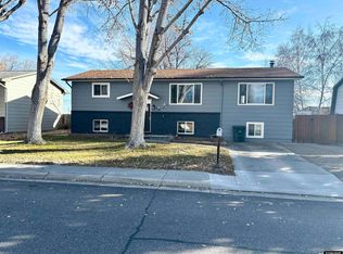 1013 Eastview Dr, Riverton, WY 82501