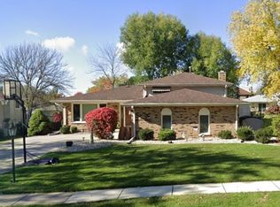 9S264 Rosehill Ln, Downers Grove, IL 60516