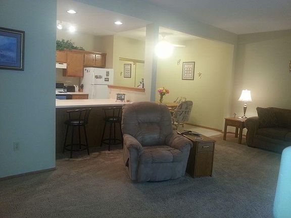 3rd image of 170 W Oak Leaf Dr