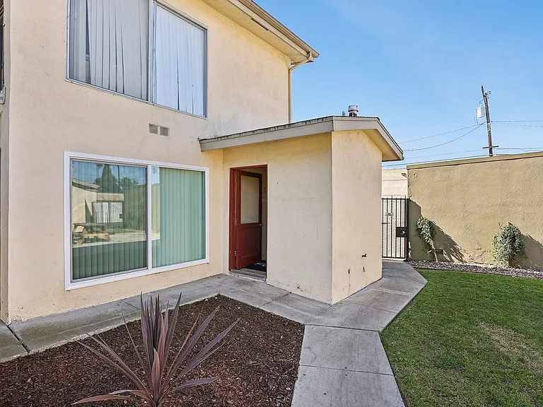 Anaheim Place — Photo 44
