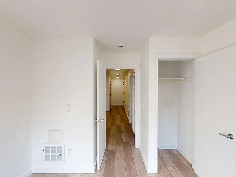 1085 S Van Ness Ave — Photo 15