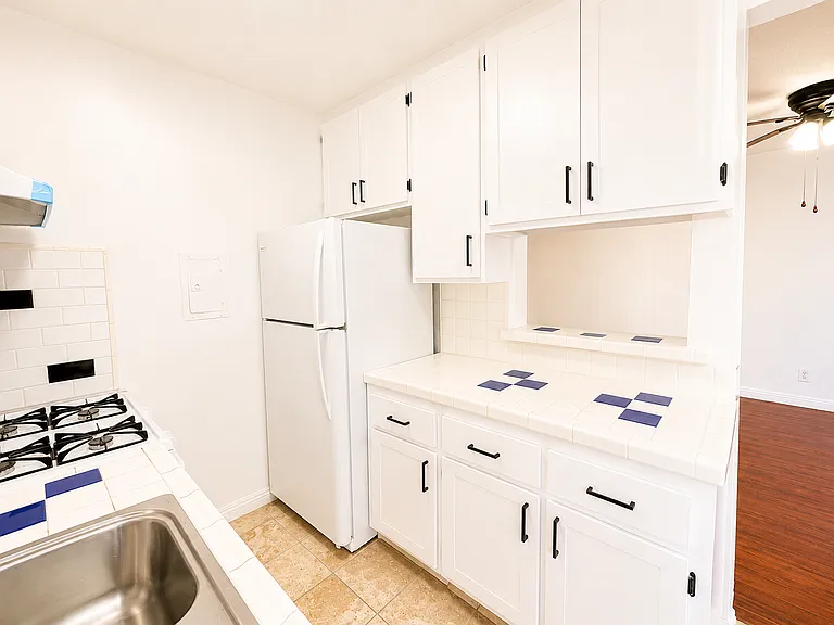 Hollyking Apartments — Photo 40