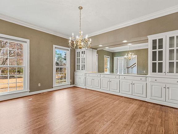 5th image of 213 E Woodglen Rd