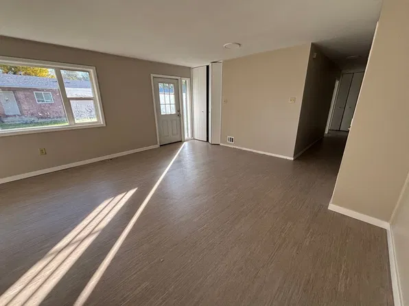 1421 Vandenberg Cir, Sergeant Bluff, IA 51054