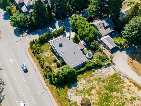 39 8th Ave E, New Westminster, BC V3L 4J4