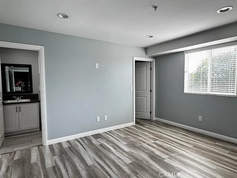 433 1/2 E 30th St — Photo 8