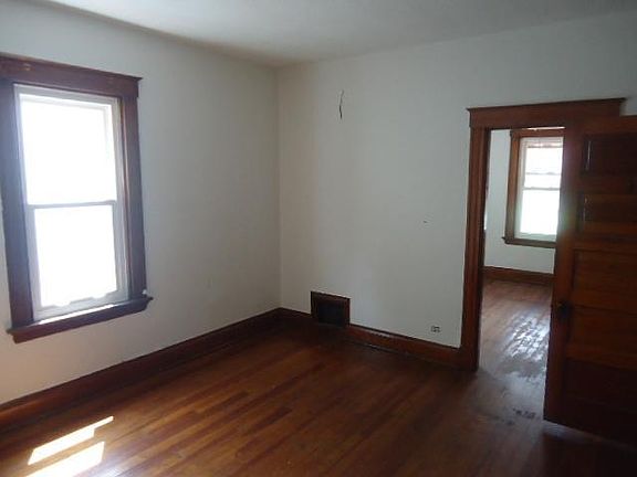3rd image of 944 Mansion Ave
