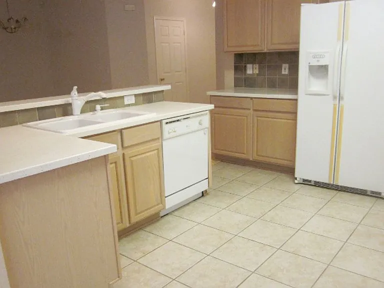 2029 Oak Manor Dr — Photo 2