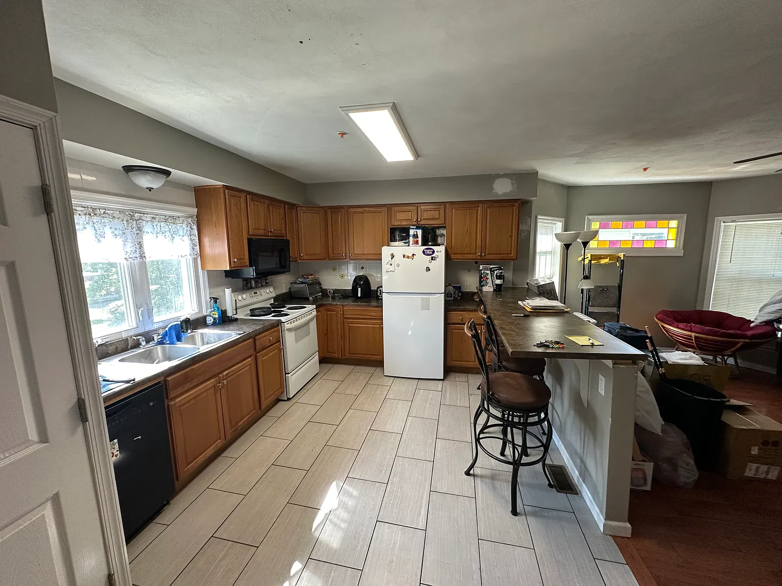 4 bed, 2.5 bath, 1800 sqft, $2,000 — Photo 3