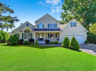 41 Beachfern Rd, Center Moriches, NY 11934