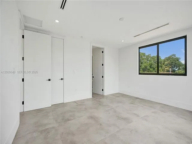 2411 SW 16th Ter — Photo 6
