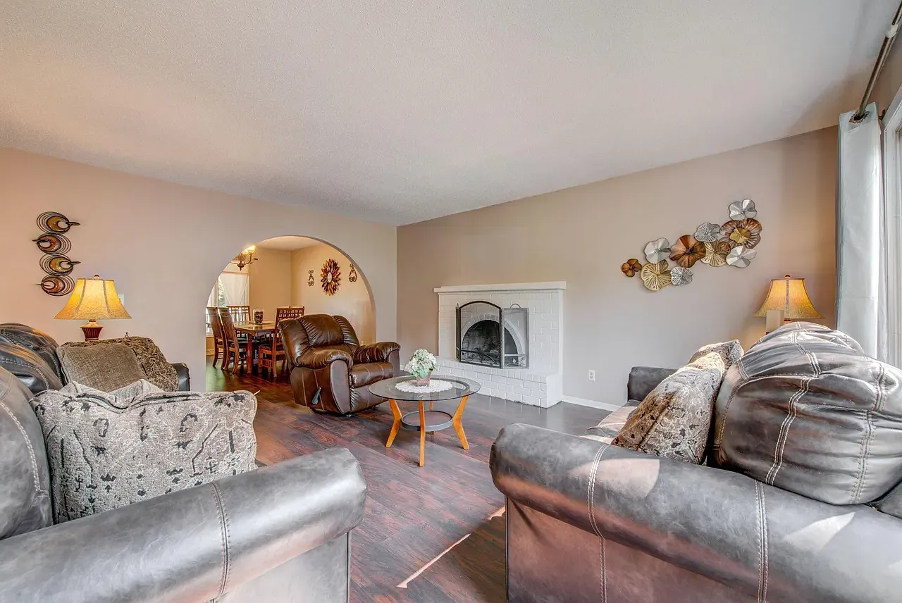 6 bed, 2688 sqft, $3,995 — Photo 4