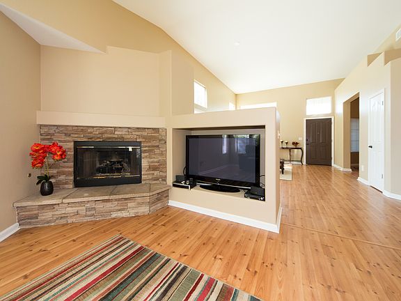 3rd image of 381 Fisher Ct