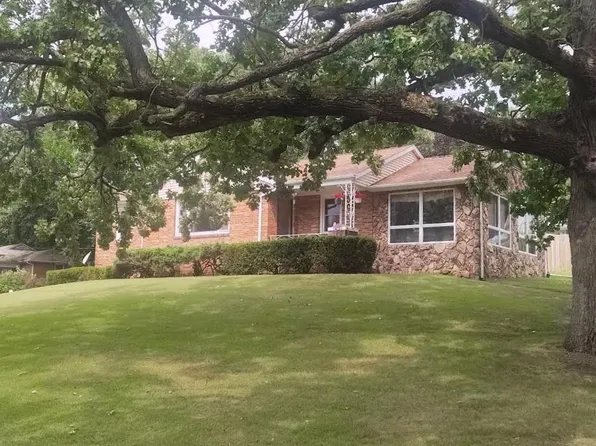 205 N Sycamore Ter, Canton, IL 61520