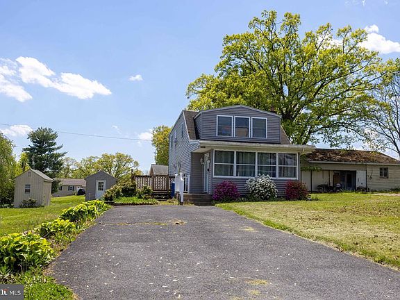 2nd image of 206 Beaver Rd