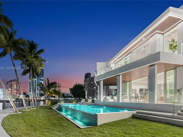 501 Palm Dr — Photo 4