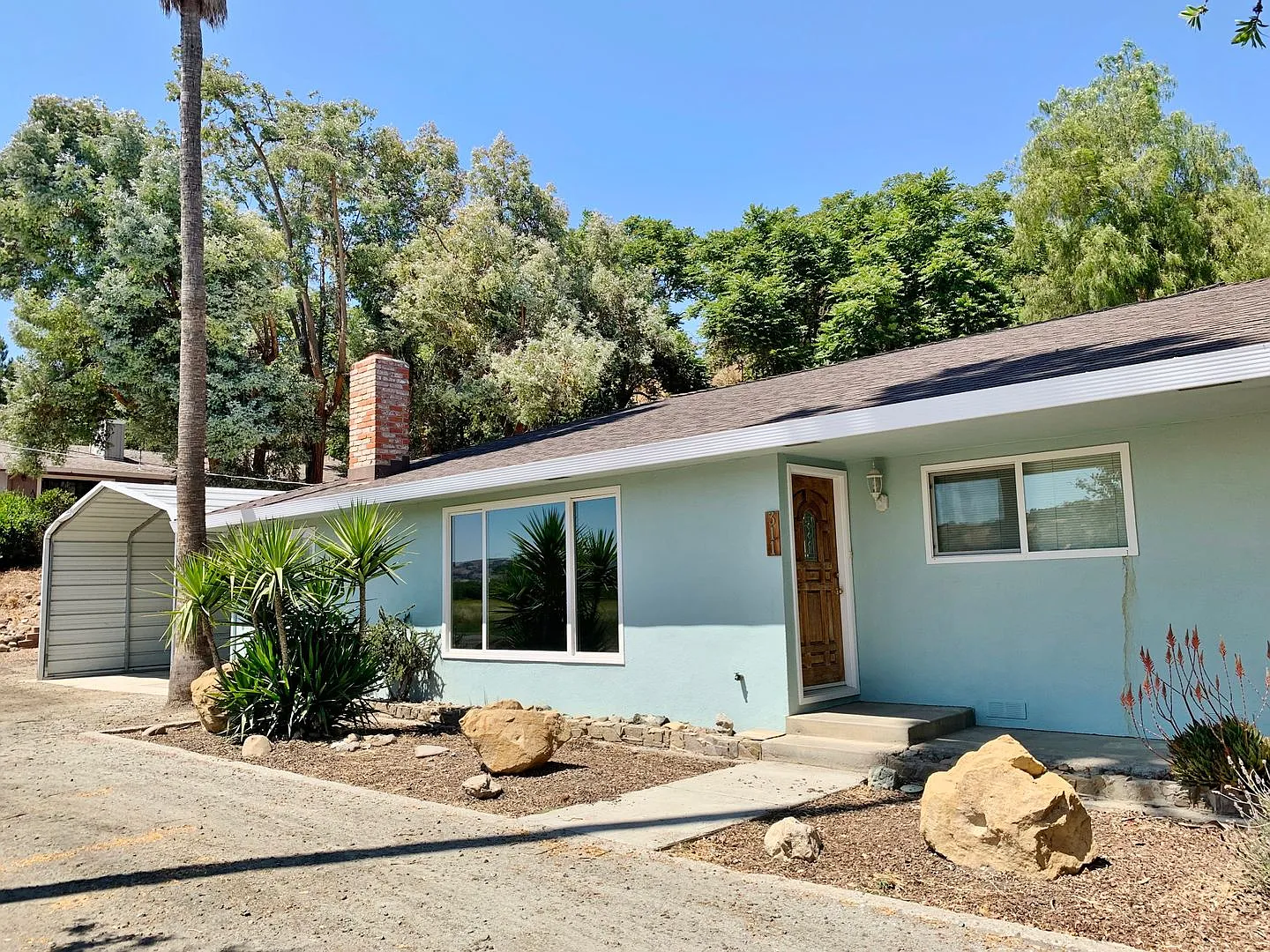 Single Story Country Home in Tres Pinos, Ca — Photo 2