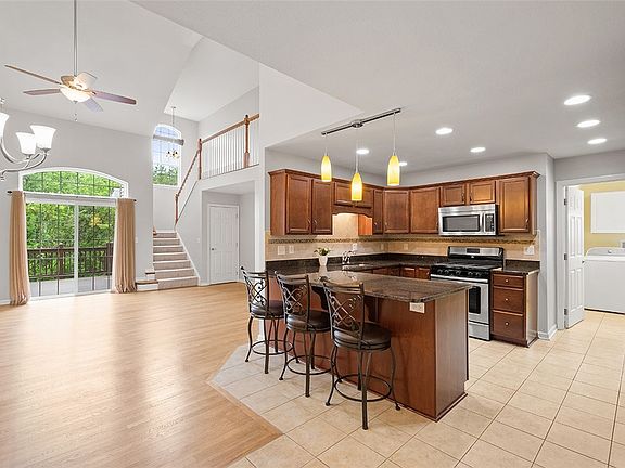 4th image of 144 Westminster Dr