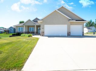 402 Wildflower Dr, Fairfax, IA 52228