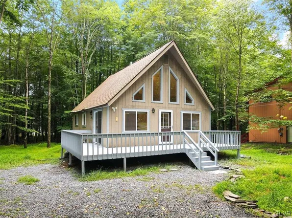 190 Wyalusing Dr, Pocono Lake, PA 18347