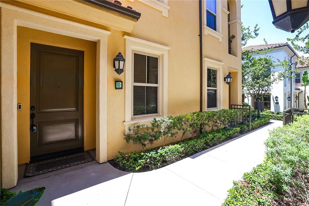 2 bed, 1305 sqft, $4,200 — Photo 3
