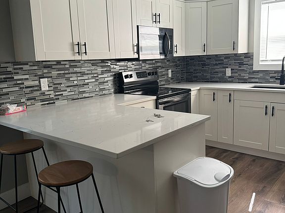 3rd image of 1025 Exchange St